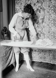 Wallpaper Prints: Maude [i.e. Maud] Powell, between c1915 and c1920. Creator: Bain News Service