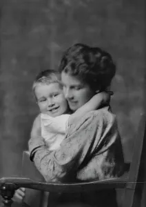 Hugging Prints: Mehler, A.J. Mrs. and baby, portrait photograph, 1914 Nov. 5. Creator: Arnold Genthe