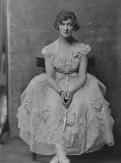 Melville, Mrs. portrait photograph, 1916. Creator: Arnold Genthe