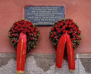 Memorial plaque on the Karl-Marx-Hof building, Vienna, Austria, 1998. Creator: LTL