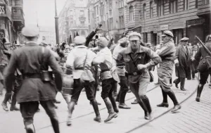 Men in Bolshevik uniform fighting police in the street, Germany, c1918-c1933(?) (1936) Men in Bolshevik uniform fighting police in the street, Germany, c1918-c1933(?) (1936)