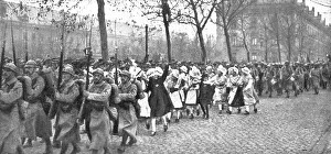 A Metz; L'entrée des Francais, le 19 novembre 1918: au defile des troupes se sont... 1918. Creator: Unknown