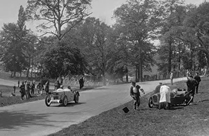 Castle Donington Gallery: MG J2 passing the crashed Austin 7 of B Sparrow, Donington Park Race Meeting, Leicestershire, 1933