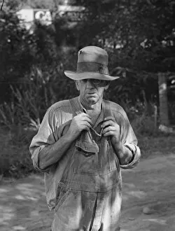 Unemployed Collection: Migratory worker in auto camp, Yakima Valley, Washington, 1939. Creator: Dorothea Lange