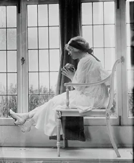 Levitating Prints: Mildred Cannon, between c1910 and c1915. Creator: Bain News Service