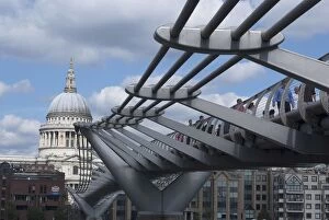 21st Century Gallery: Millenium (Wobbly) Bridge, London, England, UK, 3 / 9 / 10. Creator: Ethel Davies