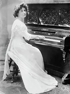 Lyricist Prints: Miss Clare Kummer at piano, 1910. Creator: Bain News Service