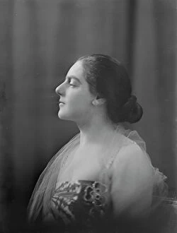 Teacher Collection: Miss Eva Gauthier, portrait photograph, 1918 Nov. Creator: Arnold Genthe