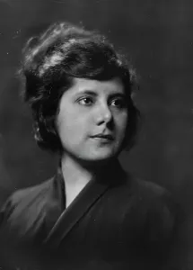 Miss G. Novars, portrait photograph, 1919 June 20. Creator: Arnold Genthe