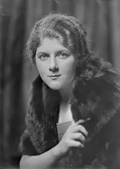 Stole Prints: Miss Jacques, portrait photograph, 1918 Oct. Creator: Arnold Genthe