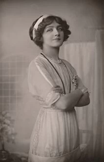 Brunette Gallery: Miss Lily Elsie, (1886-1962), as Alice in the Dollar Princess'