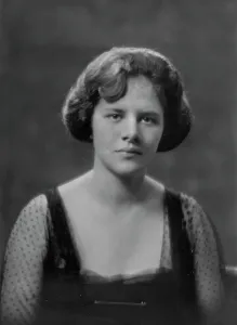 Miss L.S. Gordon, portrait photograph, 1919 June 7. Creator: Arnold Genthe
