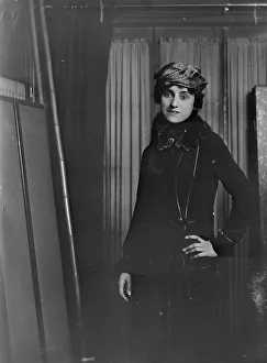 Stole Prints: Miss Schellig, portrait photograph, 1919 Aug. 11. Creator: Arnold Genthe