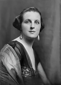 Miss Utman, portrait photograph, 1918 Mar. 21. Creator: Arnold Genthe