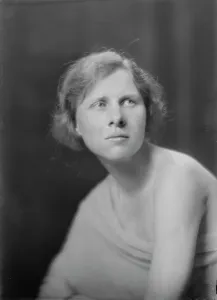 Miss Wullner, portrait photograph, 1918 July 30. Creator: Arnold Genthe