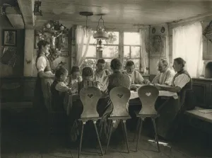 Mittagsmahl im Schwarzwaldbauernhaus - Lunch in a Black Forest farm-house, 1931. Artist: Kurt Hielscher Mittagsmahl im Schwarzwaldbauernhaus - Lunch in a Black Forest farm-house, 1931. Artist: Kurt Hielscher