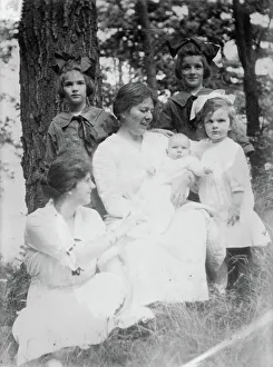 Louise Beatty Homer Prints: Mme. Louise Homer and children, 1915. Creator: Bain News Service