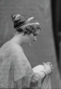 Knee Prints: Montgomery, Margaret Phelps, Miss