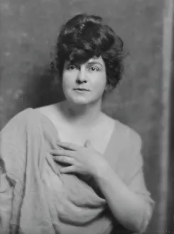 Mott-Smith, May, Miss, portrait photograph, between 1916 and 1928. Creator: Arnold Genthe