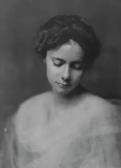 Modesty Prints: Moulton, Miss, portrait photograph, 1916 Apr. 27. Creator: Arnold Genthe