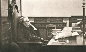 Campaigner Gallery: Mr Curtis Bennet listening to Christabel Pankhursts speech from the dock, London, October 1908