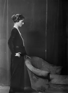 Mrs. A.R. Seligman, portrait photograph, 1918 Oct. 29. Creator: Arnold Genthe