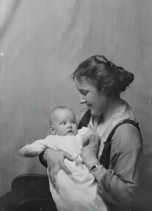 Mrs. Baldwin Smith, and baby, portrait photograph, 1918 Nov. 23. Creator: Arnold Genthe