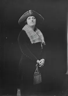 Stole Prints: Mrs. Drake, portrait photograph, 1919 Feb. 10. Creator: Arnold Genthe