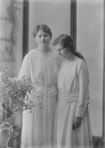 Mrs. Harris Stoehr and daughter, portrait photograph, 1918 June 3. Creator: Arnold Genthe