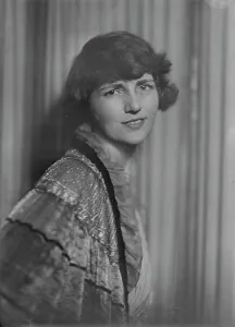 Beadwork Prints: Mrs. H.R. Lee, portrait photograph, 1918 Oct. 30. Creator: Arnold Genthe