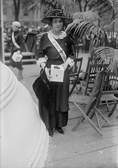 Handbag Prints: Mrs. Lounsbery Perry, 1918. Creator: Bain News Service