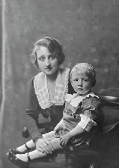 Mrs. O. Chase and child, portrait photograph, 1918 May 16. Creator: Arnold Genthe