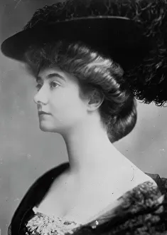 Neck Prints: Mrs. Reginald Ronalds, 1910. Creator: Bain News Service