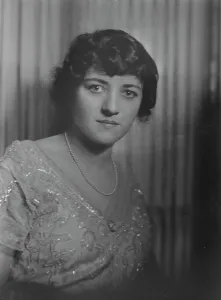 Mrs. Ruth Frances Miller, portrait photograph, 1918 July 13. Creator: Arnold Genthe