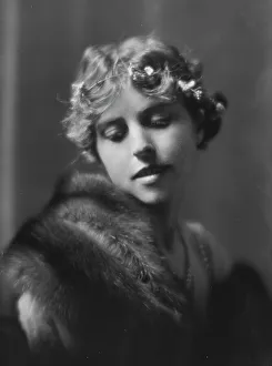 Stole Prints: Mrs. Sinclair, portrait photograph, 1918 Feb. 5. Creator: Arnold Genthe