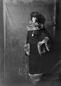 Mrs. Tartone, (formerly Miss Windsor), portrait photograph, 1919 Oct. 7. Creator: Arnold Genthe