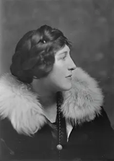 Mrs. W.B. Knapp, portrait photograph, 1918 Nov. 6. Creator: Arnold Genthe