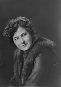 Fox Fur Prints: Mrs. William B. Kennedy, portrait photograph, 1918 Oct. 29. Creator: Arnold Genthe