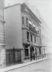 Humanitarian Aid Prints: Mrs. W.K. Vanderbilt's house a hospital