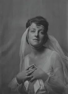Mrs. W.S. Elliott, portrait photograph, 1918 Nov. 6. Creator: Arnold Genthe