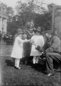 Mrs. W.W. Niles & children, between c1915 and c1920. Creator: Bain News Service