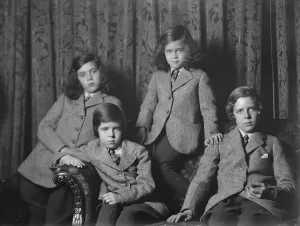 Blazer Prints: Murray, J.B. Mrs. children of, portrait photograph, 1929 Dec. 15. Creator: Arnold Genthe
