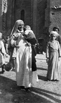 Images Dated 9th August 2007: Muslim woman and child, Iraq, 1917-1919