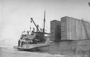 Edith Lea Morice Gallery: N24 on the Derricks of the Hobby at Kings Bay, c1925, (1928)