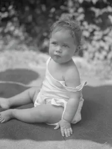 Nadelman Elie Prints: Nadelman baby, seated outdoors, 1923 July 12. Creator: Arnold Genthe