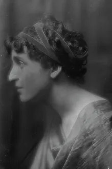 Namara-Toye, Mme. portrait photograph, 1912. Creator: Arnold Genthe