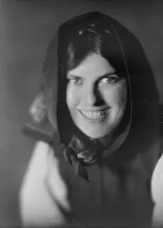 Crazy Prints: Nash, Florence, Miss, portrait photograph, 1917 Oct. 9. Creator: Arnold Genthe