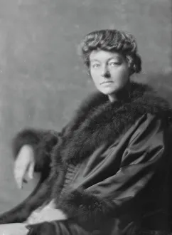 Nedwill, Elizabeth, Miss, portrait photograph, 1916. Creator: Arnold Genthe