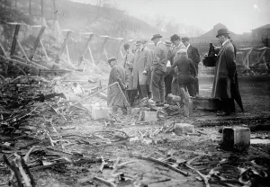 Surveying Prints: New York, NL & Philadelphia, NL players view fire damage