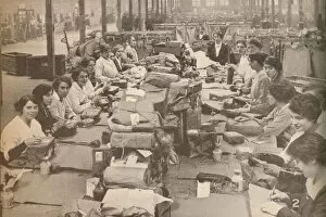 Assistant Collection: Nimble Assistants at the military post office in London, which dealt with the huge quantity of mail